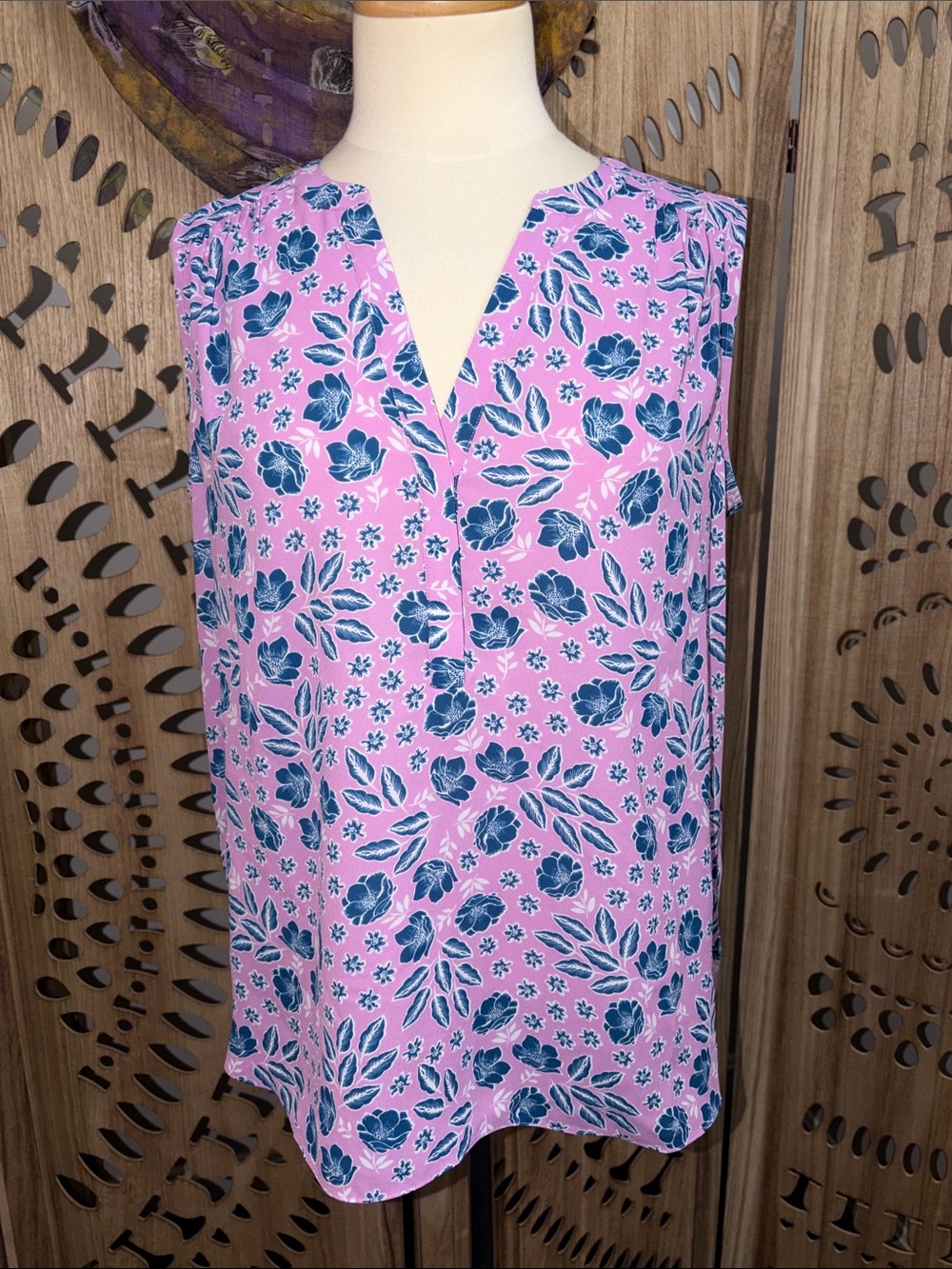 NWT / NYDJ / PINK AND BLUE FLORAL SLEEVELESS BLOUSE W/ SPLIT MANDARIN COLLAR / M